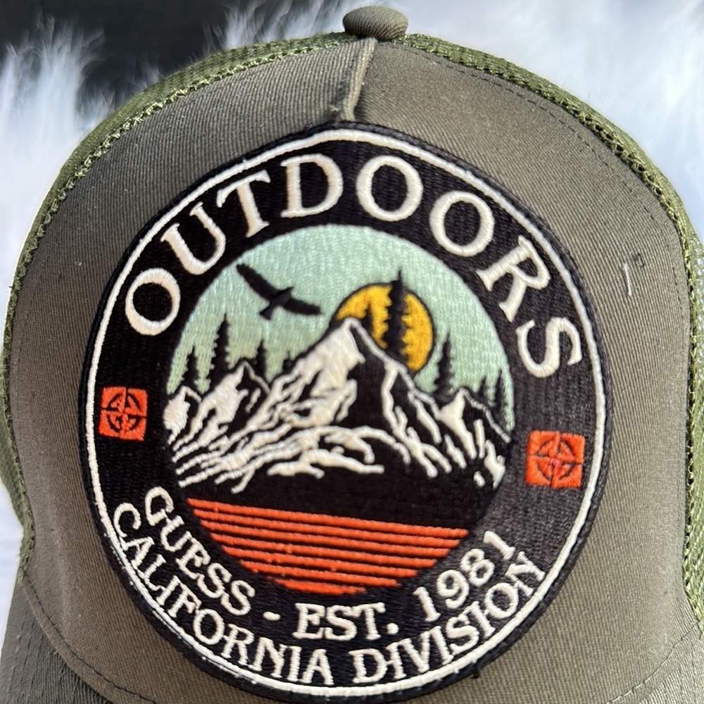New GUESS Baseball hat with attractive patch - Picture 4 of 6